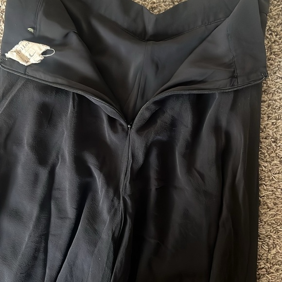 size 0 longer than usual in good condition, but the size tag is hanging. - Picture 3 of 4